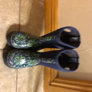 Youth size 11 BOGS
